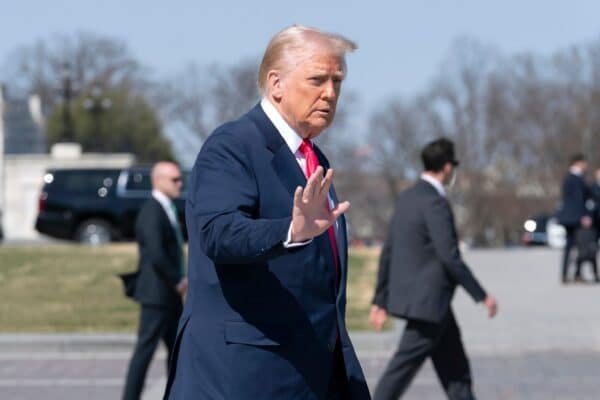 Trump again assails the federal judge in the controversy of the deportation center flight Photo: Donald Trump, Micheal Martin, Mike Johnson