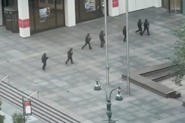3 dead, including police officer out of service, in the middle of the city of Manhattan: Fuentes