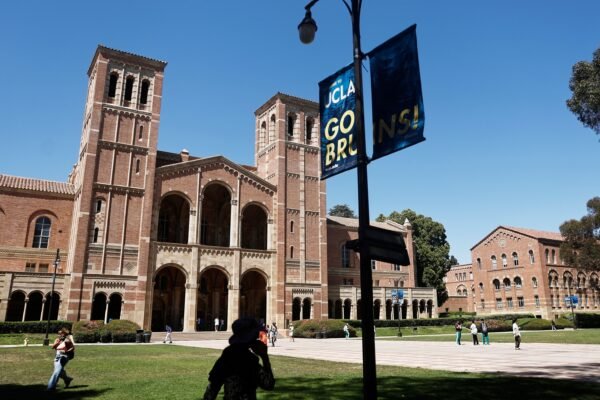 Photo: UCLA SETTLES DEMAND presented by Jewish students for $ 6 million
